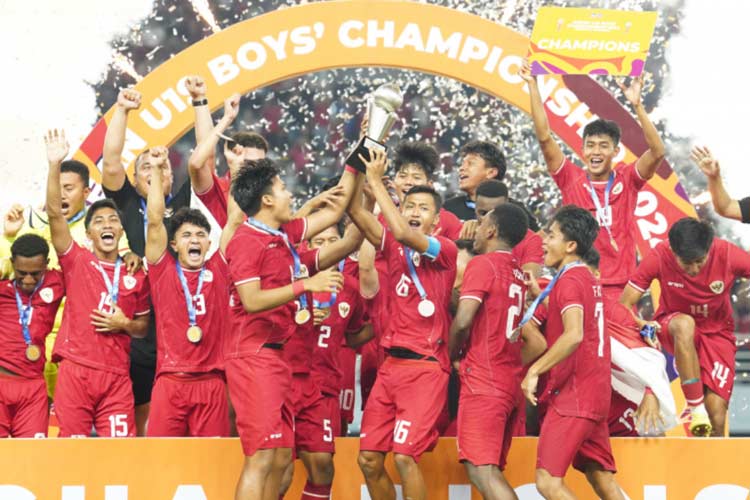 Timnas Indonesia merayakan keberhasilan juara Piala AFF U-19 usai menang 1-0 atas Thailand dalam laga di Stadion Bung Tomo Surabaya. (foto: PSSI)