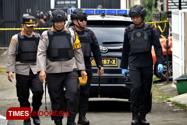 Kabid Humas Polda Jatim Kombes Pol Dirmanto melihat lokasi penangkapan tiga orang yang diduga teroris. (Foto: TIMES Indonesia)