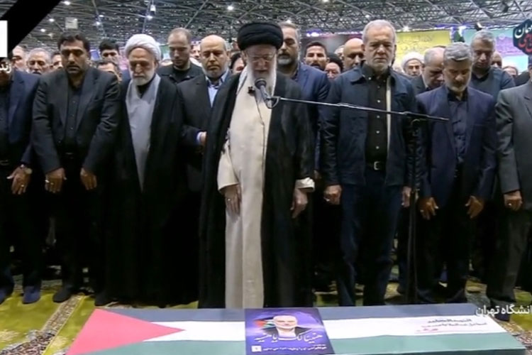 Pemimpin Tertinggi Revolusi Islam Iran, Ayatollah Seyyed Ali Khamenei saat memimpin salat jenazah Pemimpin Politik Hamas, Ismail Haniyeh di halaman Universitas Tehran. (FOTO A: Mehr News Agency).