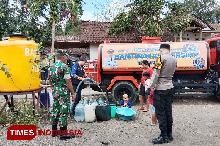 Petugas dari Badan Penanggulangan Bencana Daerah (BPBD) Kabupaten Bondowoso saat melakukan droping air bersih (FOTO: Moh Bahri/TIMES Indonesia)