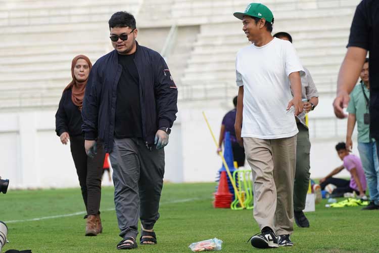 Bupati Kediri saat meninjau stadion Gelora Daha Jayati (Foto: Diskominfo Kabupaten Kediri)