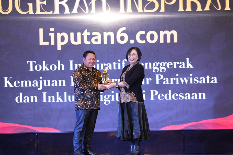 Bupati Pulau Taliabu saat mendapatkan penghargaan dari Pemimpin Redaksi Liputan 6 Elin Yunita Kristanti. (Foto: Pemda Taliabu for TIMES Indonesia)