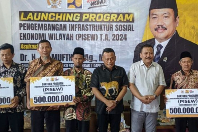Bupati Sugiri Sancoko bersama Anggota Komisi V DPR RI Ali Mufti saat berkunjung ke Desa Wagir Kidul. (Foto: Prokopim Ponorogo)