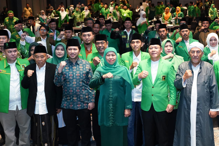 Jajaran kader dan pengurus DPW PPP melakukan deklarasi jihad untuk memenangkan pasangan calon gubernur dan calon wakil gubernur Jawa Timur Khofifah Indar Parawansa dan Emil Elestianto Dardak saat gelaran Musykerwil PPP Jatim dan Deklarasi Dukungan da