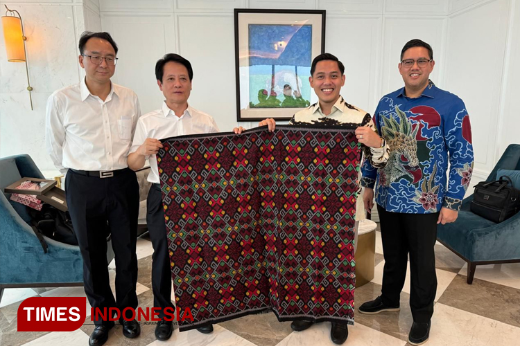Dave dan Yonathan saat menyerahkan Endek Bali sebagai kenang-kenangan kepada Wali Kota Distrik Chongqing. (Foto: dok Yonathan/Istimewa)