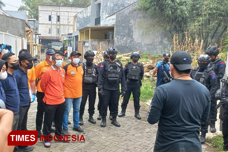 Polisi saat identifikasi di tempat kejadian perkara (Muhammad Dhani Rahman/TIMES Indonesia)