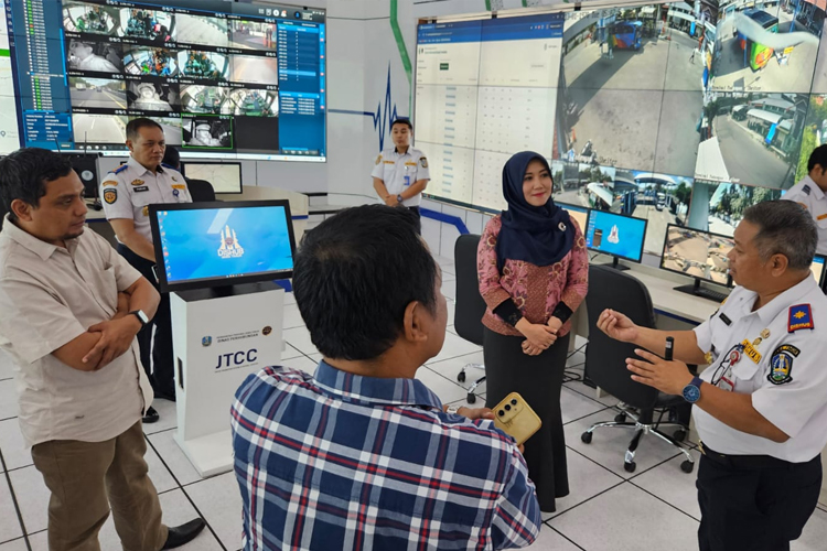 Kepala Dinas Perhubungan Jawa Timur, Dr. Nyono, S.T, M.M., saat menjelaskan progres pembangunan palang pintu kereta api di Jawa Timur kepada anggota DPD RI Terpilih Jatim, Dr. Lia Istifhama. (Dok sahabat ning lia)