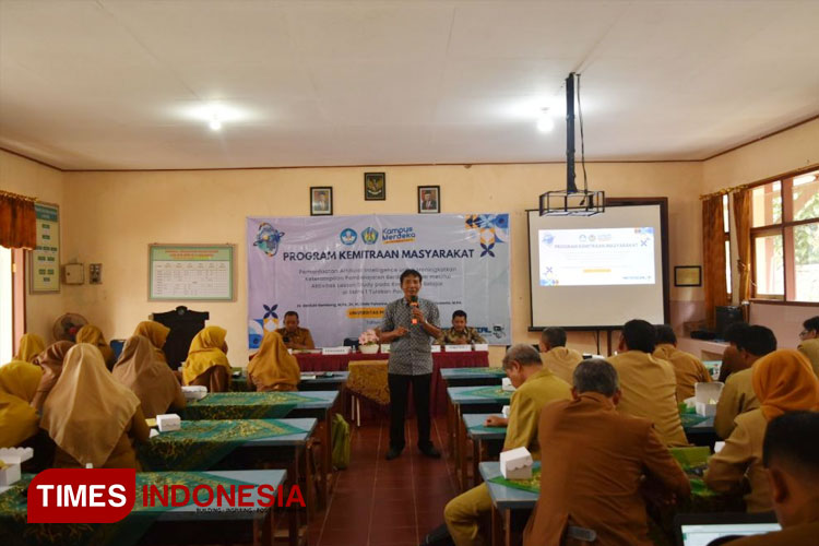 Dr. Sardulo Gembong menyampaikan materi lesson study. (Foto: Humas UNIPMA for TIMES Indonesia)