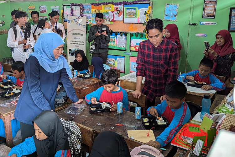 Gubernur Jatim periode 2019-2024 Khofifah Indar Parawansa mendampingi Wakil Presiden Terpilih, Gibran Rakabuming Raka beserta Walikl Kota Surabaya, Eri Cahyadi meninjau pelaksanaan uji coba pemberian makanan bergizi dan gratis di Kota Surabaya.
