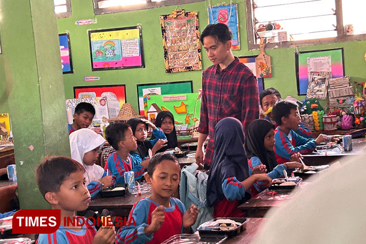 Wapres RI terpilih Gibran Rakabuming Raka saat meninjau uji coba makan bergizi gratis di SDN Klampis Ngasem III Surabaya, Kamis (1/8/2024). (FOTO: Lely Yuana/TIMES Indonesia)