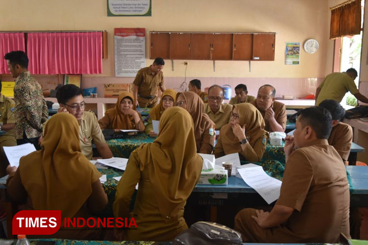 Guru-SMPN-1-Tulakan.jpg