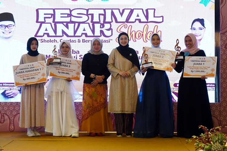 Ketua TP PKK Bersama para juara Festival Anak Sholeh (Foto: Diskominfo Kabupaten Kediri)