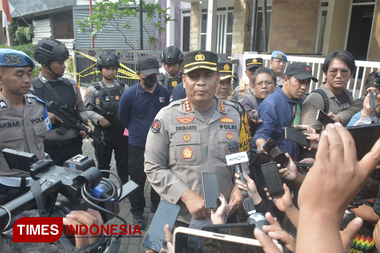 Kabid Humas Polda Jatim Kombes Pol Dirmanto saat melakukan presrilis di lokasi rumah terduga teroris di Kota Batu (Aditya Hendra Permana/TIMES Indonesia)