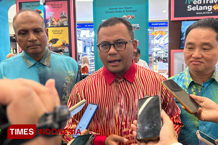 Menteri Besar Selangor, Y.A.B Dato' Seri Amirudin Bin Shari usai membuka pameran Malaysia Healthcare Expo (MHExpo) Selangor Week 2024 di Atrium Tunjungan Plaza Surabaya, Kamis (1/8/2024). (FOTO: Lely Yuana/TIMES Indonesia)