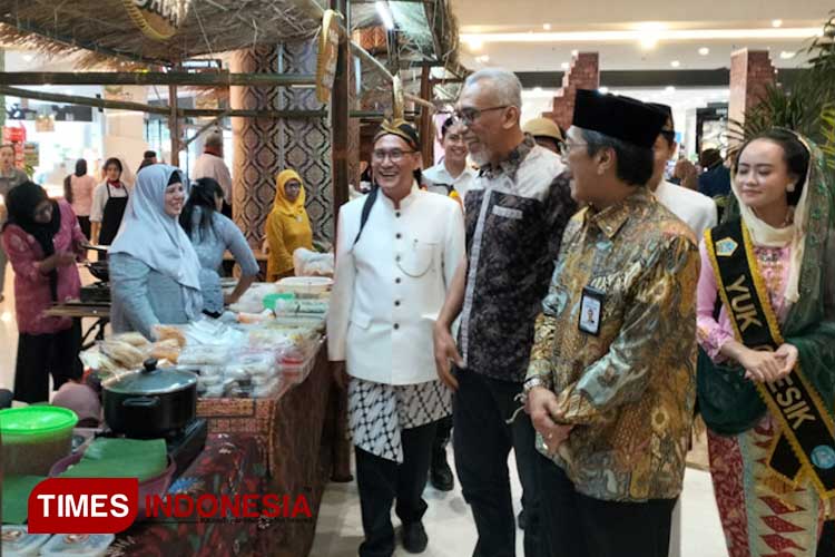 Pembukaan pasar jadul ke-3 di Atrium Gresmall Gresik. (Foto: Akmal/TIMES Indonesia)