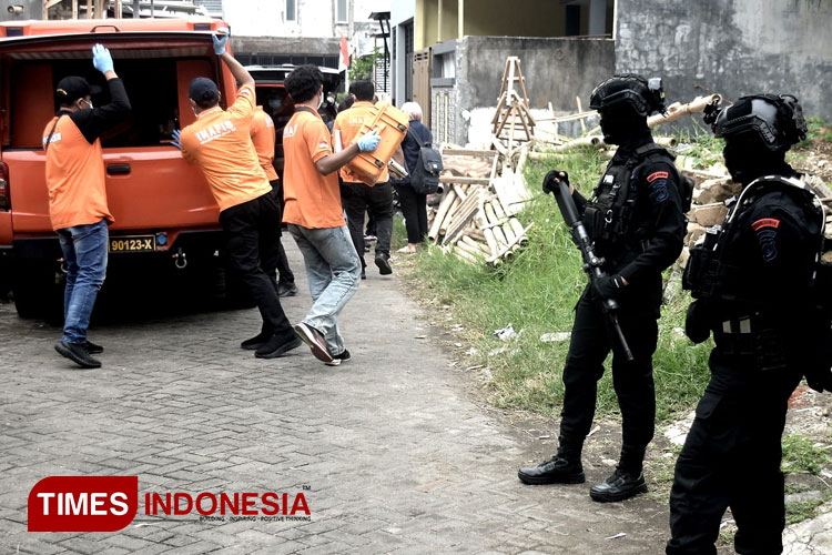 Sejumlah anggota Polisi dari Labfor Mabes Polri, Polda Jatim, dan Tim Densus 88 saat berkoordinasi tak jauh dari lokasi TKP penangkapan terduga Teroris di Kota Batu. (Foto: Mubammad Dhani Rahman/TIMES Indonesia)