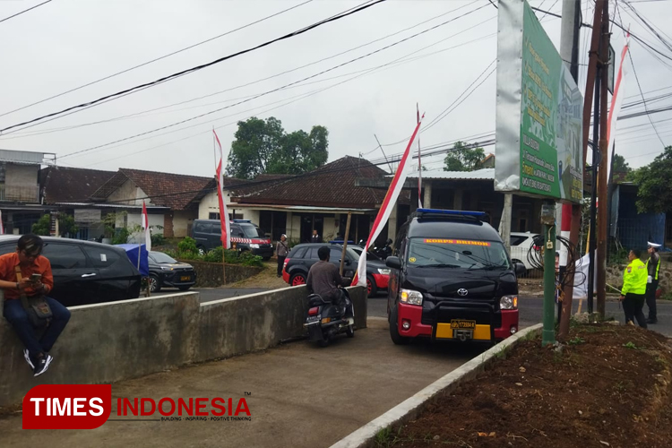 Polisi saat identifikasi di tempat kejadian perkara (Muhammad Dhani Rahman/TIMES Indonesia)