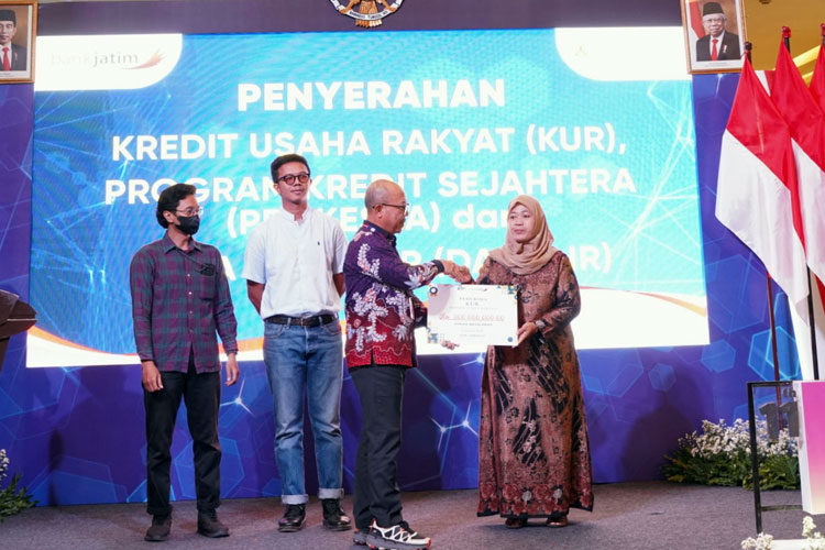 Direktur Mikro, Ritel, dan Menengah Bank Jatim R. Arief Wicaksono secara simbolis menyerahkan KUR sebesar Rp500 juta kepada nasabah, Usnida Musalamah dalam acara K-UKM Expo 2024 pada Rabu (31/7/2024) kemarin. (Foto: Dok.Humas Bank Jatim)