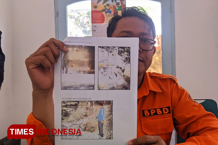 Kepala Bidang Kedaruratan dan Logistik BPBD Pacitan, Radite Suryo Anggoro, menunjukkan salah satu desa yang mengajukan bantuan droping air bersih, Kamis (1/8/2024). (FOTO: Yusuf Arifai/TIMES Indonesia)