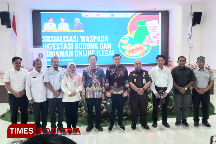 Berfoto bersama usai pelaksanaan Sosialisasi Waspada Investasi Bodong dan Pinjol Ilegal. (Foto: Kusnadi/TIMES Indonesia)