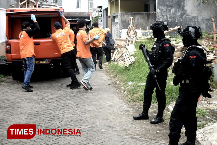 Teroris-Kota-Batu-2.jpg