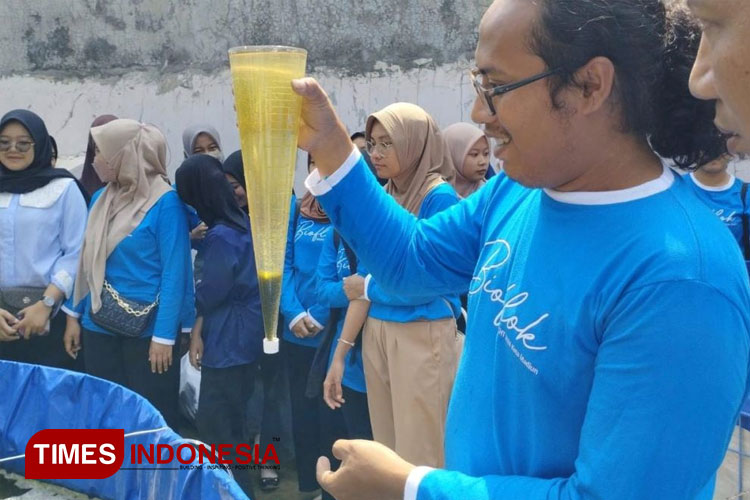 Mahasiswa bersama praktisi mengukur kualitas bioflok. (Foto: Humas UNIPMA for TIMES Indonesia)