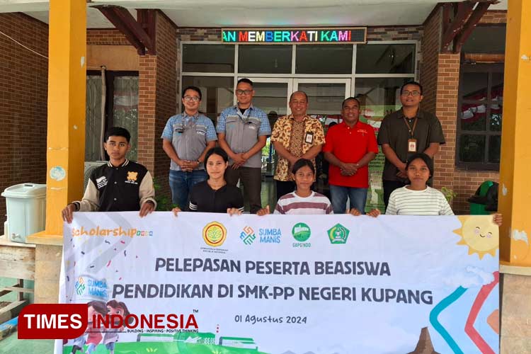 Empat pelajar penerima beasiswa Kementan RI saat dilepas oleh PT MSM ikut Sekolah SMK-PP di Kupang.(FOTO: Habibudin/TIMES Indonesia)