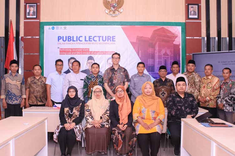 dosen Fakultas Syariah UIN KHAS Jember, para pimpinan dan pengelola di lingkungan Fakultas Syariah UIN KHAS Jember.mengikuti kuliah umum tentang Javanese Islam