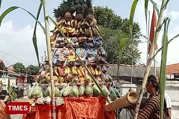 Pawai Gunungan Hasil Bumi di Desa Bojongnangka Pemalang