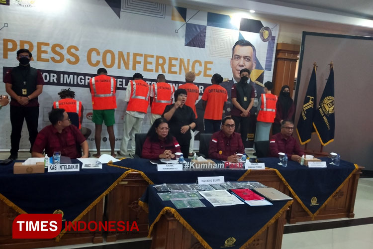 Konferensi pers yang digelar Kantor Imigrasi kelas I TPI Denpasar dan Kakanwil Kemenkumham Bali terkait WNA pelanggar keimigrasian. (Foto: Susi/TIMES Indonesia) 