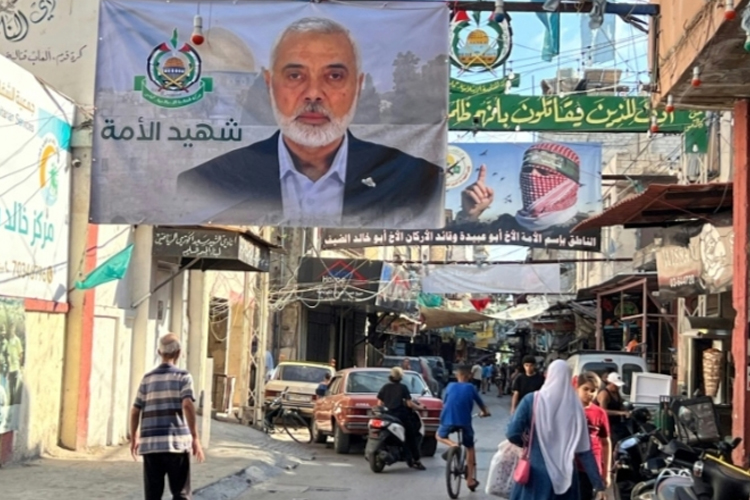Spanduk yang memuat foto pemimpin Hamas yang terbunuh, Ismail Haniyeh, di kamp pengungsi Palestina Ain al-Hilweh di Lebanon.(FOTO: AFP)
