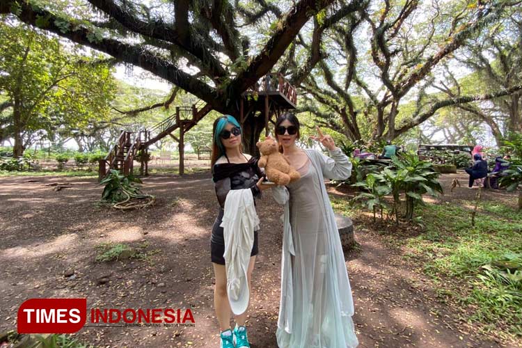 Jhomie Jim dan Kira Lie pengunjung asal China terkesan dengan keindahan alam wisata De Djawatan Banyuwangi. (Foto: Fazar Dimas/TIMES Indonesia)
