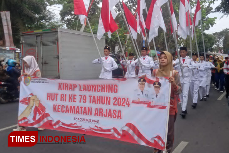 Karnaval yang digelar di Arjasa menyambut HUT ke-79 Republik Indonesia. (M. Abdul Basid/TIMES Indonesia)