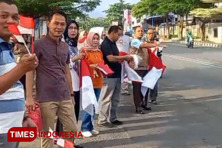 Kecamatan Cigasong, Kabupaten Majalengka membagikan ribuan bendera merah putih kepada warga. (FOTO: Hendri Firmansyah/TIMES Indonesia)