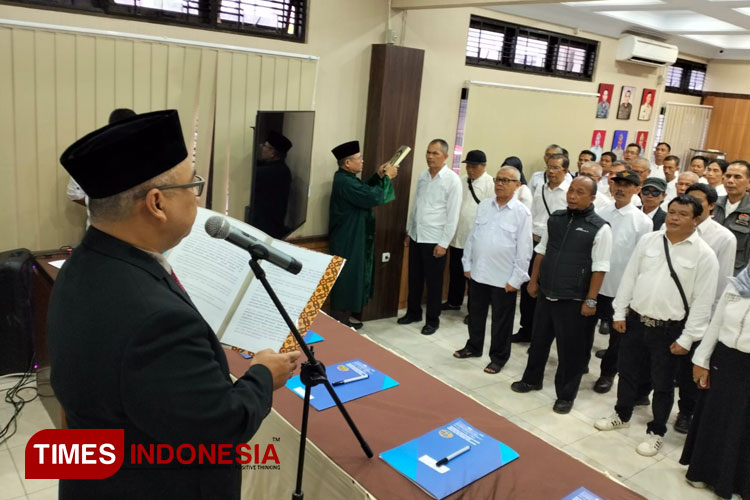 Kepala Kantor Pertanahan Kota Tasikmalaya, Tonni Seto Soekemi, S.Kom saat membacakan pakta integritas dihadapan ratusan petugas PTSL. (FOTO: Harniwan Obech/TIMES Indonesia)