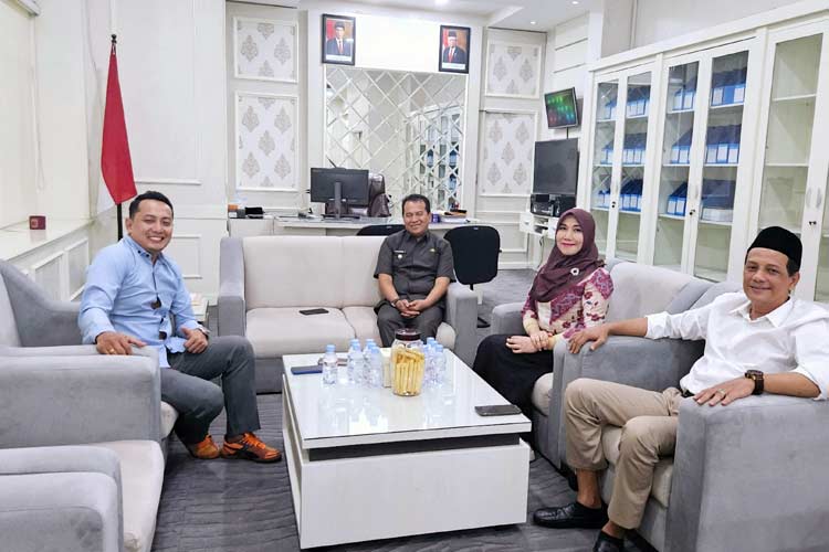 Pj. Wali Kota Probolinggo, Nurkholis saat diskusi bersama Dr. Lia Istifhama M.E.I Anggota DPD RI Terpilih 2024-2029. (Foto: Istimewa)