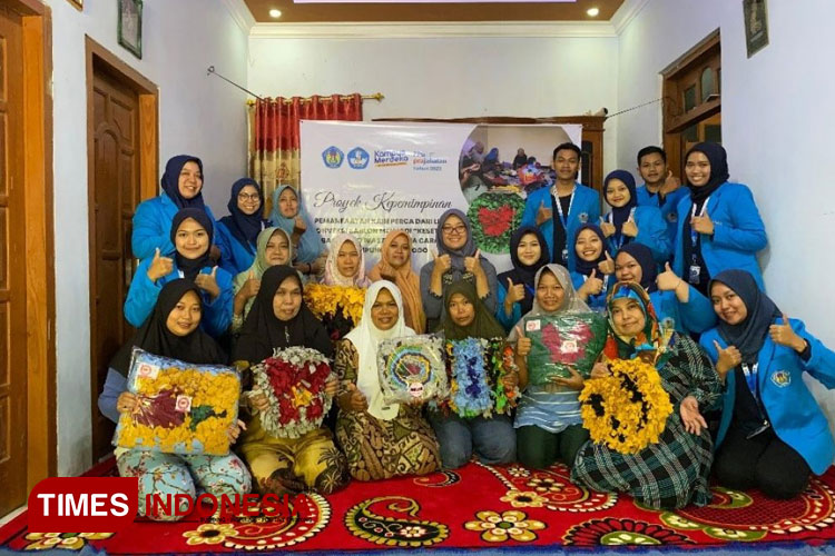 Foto bersama mahasiswa PPG Prajabatan UNIPMA, dosen pembimbing dan ibu-ibu rumah tangga di Desa Carangrejo. (Foto: Humas UNIPMA for TIMES Indonesia)