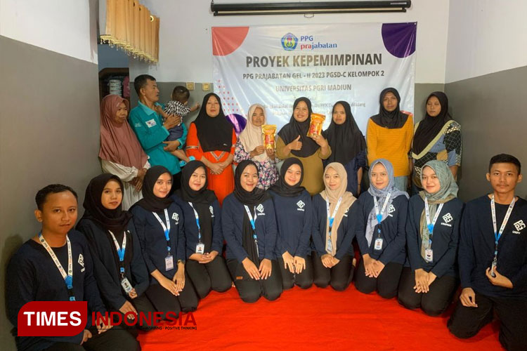 Foto bersama mahasiswa PPG dan Ibu PKK dengan produk Jamet. (Foto: Humas UNIPMA for TIMES Indonesia)