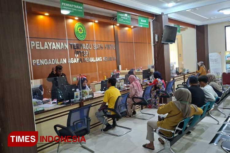 Suasana di dalam dan gedung Pengadilan Agama Kabupaten Pemalang (Foto: Ragil/TIMES Indonesia)