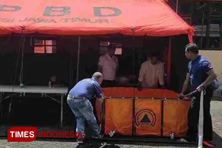 Relawan di Posko Siaga Darurat Bencana Kekeringan disiagakan BPBD Kabupaten Malang. Posko ini juga disiagakan personel 24 jam dan sejumlah tandon untuk distribusi air bersih. (Foto Amin/TIMES Indonesia)
