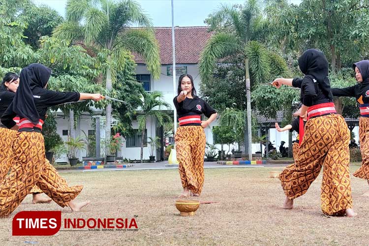 Tari Kreasi yang sangat memukau di HUT Ke-60 SMAN I Pacitan. (Foto: Rojihan/TIMES Indonesia)