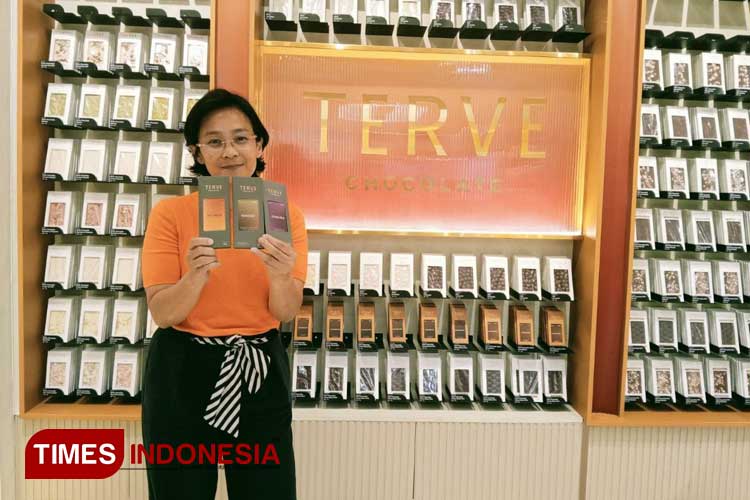 Aprilia Melisa, owner Terve chocolate memperlihatkan produk karyanya yang banyak digemari masyarakat Bandung, Jabodetabek dan lainnya (FOTO: Djarot/TIMES Indonesia)