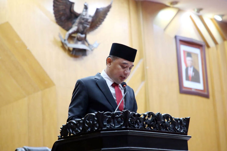 Wali Kota Surabaya Eri Cahyadi saat memberikan tanggapan dan jawaban atas pandangan umum Fraksi terhadap R-APBD 2025 di gedung DPRD setempat, Kamis (1/8/2024). (Foto: Dok. Pemkot Surabaya)