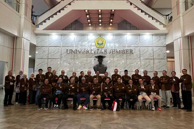 Jajaran paguyuban rektor usai raker di Unej. (Foto: Dok. UNESA)