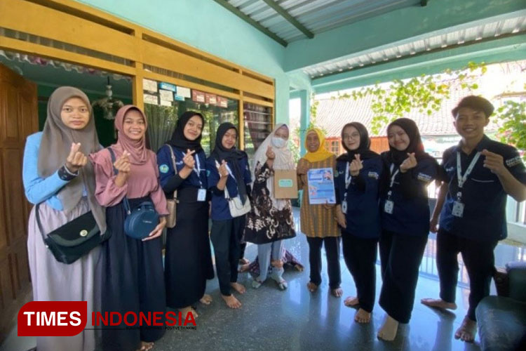 Dokumentasi bersama dengan orang tua anak stunting. (Foto: Humas UNIPMA for TIMES Indonesia)