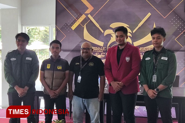Pembina Unit Kegiatan Mahasiswa (UKM) Golf UB, Didied Poernawan Affandy (tengah) berfoto bersama dengan perwakilan atlet yang mengikuti Indonesian College Gold Championship. (FOTO: Dian Surury Alfaruq/TIMES Indonesia)