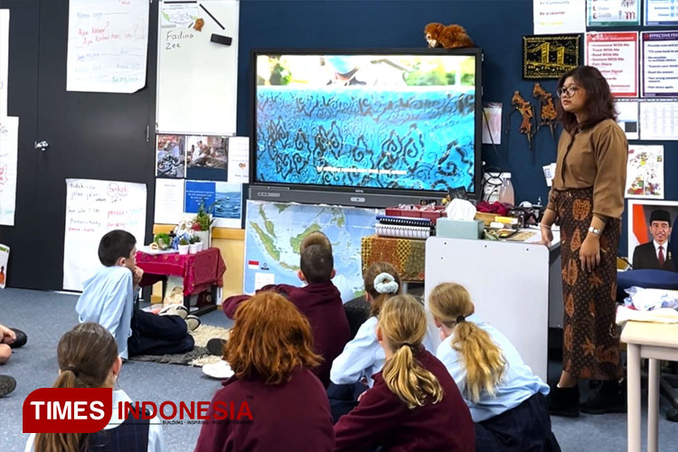 Keren! Mahasiswi Unesa Ini Kenalkan Bahasa dan Budaya Indonesia di Canberra