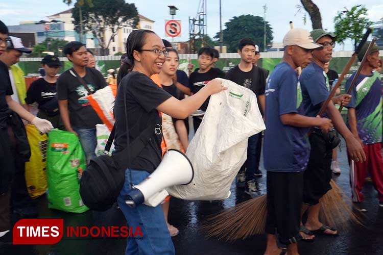 Parut Ditiru, Kelompok Pelajar Ini Punguti Sampah di Sepanjang Rute JFC