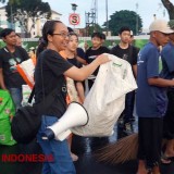 Parut Ditiru, Kelompok Pelajar Ini Punguti Sampah di Sepanjang Rute JFC