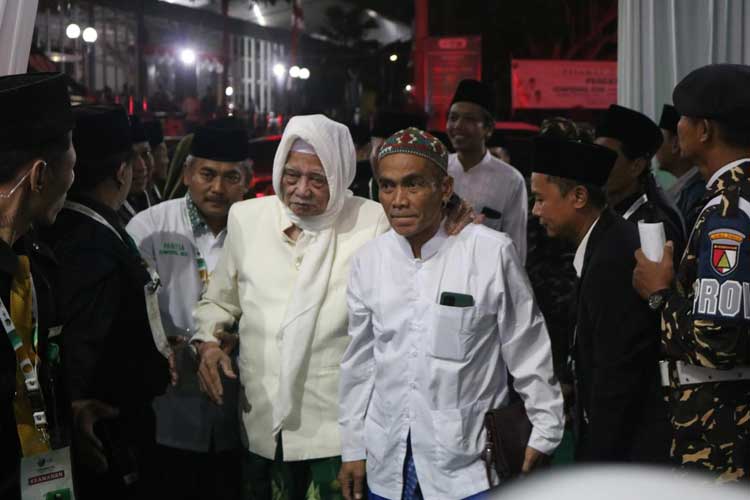 KH. Anwar Manshur Pengasuh Pondok Pesantren Lirboyo Tebuireng. (FOTO: Panitia Konferwil)